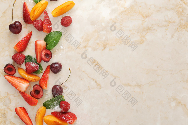 水果和浆果在大理<strong>石桌</strong>上的背景