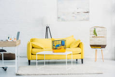 宽敞明亮的客厅, 黄色沙发, 靠近白色砖墙