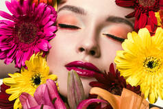 闭上眼睛的美丽年轻女子特写肖像, 四周环绕着各种各样的花朵