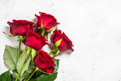 红玫瑰花花束在白色背景顶视图.