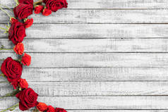 蹩脚灰色木桌上红玫瑰的顶部图与复制空间