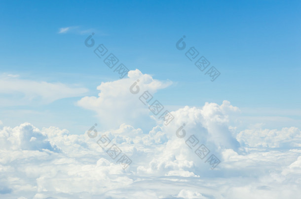 白云和蓝天背景图像