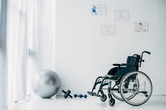 医院康复室,配有轮椅和运动器材