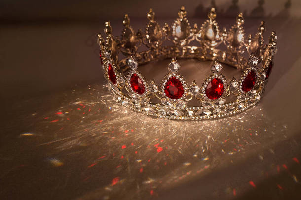 <strong>红宝石</strong>，水晶，<strong>红宝石</strong>的新皇冠。经典的古老的权力之和童话故事