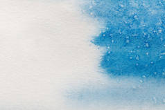 蓝色水彩画在白色纹理背景与复制空间