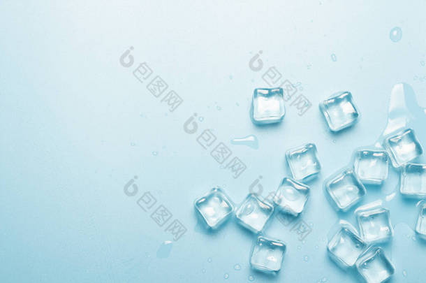 蓝色背景上有水的冰块。冰的概念为饮料。班纳平躺在地上，俯瞰四周