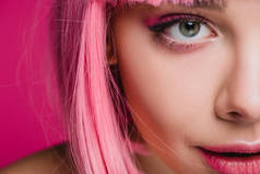 关闭在粉红色的假发, 孤立在粉红色的美丽的女孩