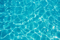 游泳池里的蓝色撕裂水