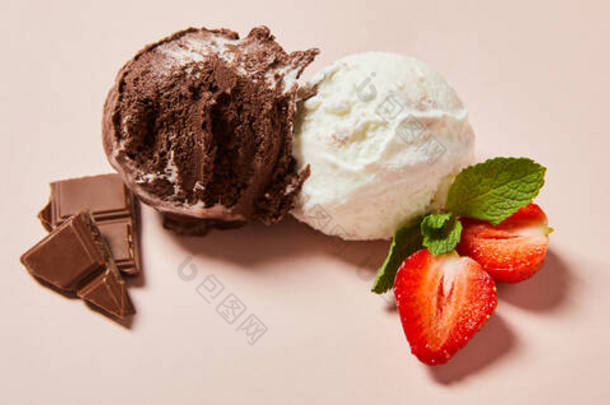 新鲜美味的白色和巧克力冰淇淋球的顶部视图，带有薄荷和草莓粉<strong>红背景</strong>，全景镜头