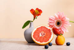 植物和水果的成分，与杏仁、龙涎香、浆果、柚子和杏仁的木质表面隔离在米黄色