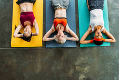 多文化女性运动员健身垫运动的高观