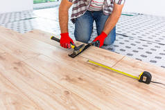 安装新的层压木地板的杂工