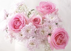 花瓶里有粉色和白色的花.