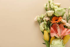 米色背景的春花花束顶部视图