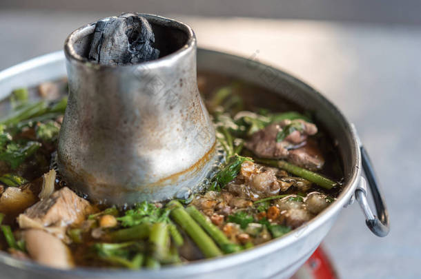 泰国街头食品市场或餐厅出售的火锅炖牛肉 (Ekaehla 肉) 和蔬菜煲