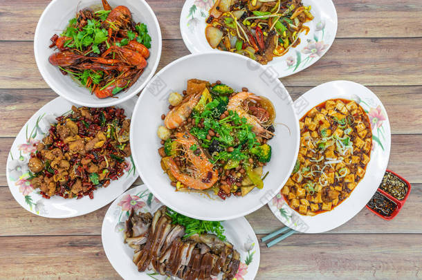 平面放置自上而下的桌子真实的中国四川湖南食品. 精选传统菜式，如香辣火锅、脆炸鸡、小龙虾、辣豆腐、麻婆豆腐等.