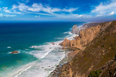 Cabo da Roca。悬崖和岩石在大西洋海岸在辛特拉在一个美丽的夏日，葡萄牙