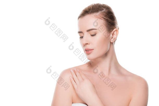 女性与干净的皮肤接触自己的肩膀上隔绝白色