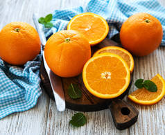 旧白色木桌上的新鲜橙果