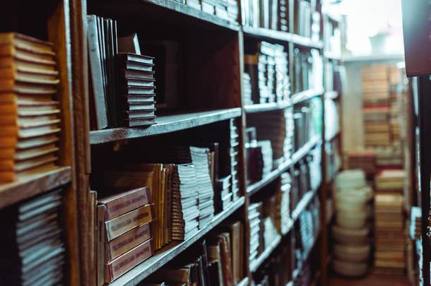 在图书馆的木制书架上选择性地聚焦复<strong>古书</strong>籍