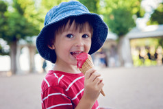 可爱的小男孩，在公园里吃大冰激凌笑 ca