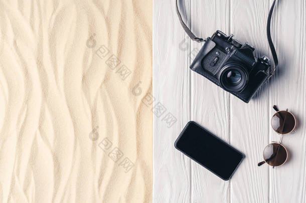 轻型沙滩上码头上有照<strong>相机</strong>和太阳镜的智能手机