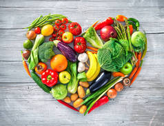 心形由各种各样的蔬菜和水果。健康食品理念