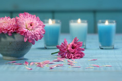 在碗里的水用蜡烛粉色菊花