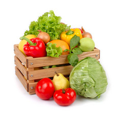 新鲜蔬菜和水果在白色背景上的木盒子里.