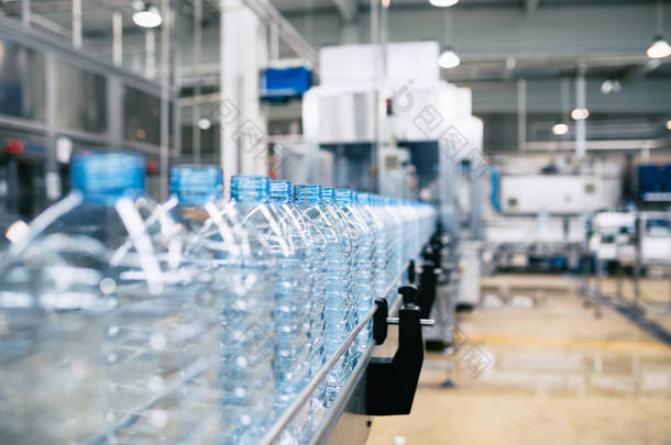 瓶装水厂.处理纯泉水并将其装瓶成蓝色瓶子的瓶装水生产线有选择的重点.