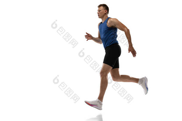 白人职业男性运动员,跑步训练与白人背景隔离.肌肉发达，性情<strong>活泼</strong>的男人。行动的概念，运动，<strong>青春</strong>，健康的生活方式。广告的复制空间.