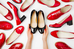 时尚女性春天或秋天鞋子以红色颜色。美和时尚的概念。平躺, 顶部视图