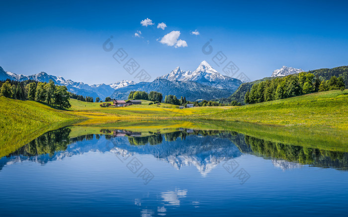 田园诗般的夏日风景与清除在阿尔卑斯山的高山湖泊