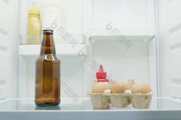 冰箱里的啤酒、牛奶、鸡蛋和酱汁