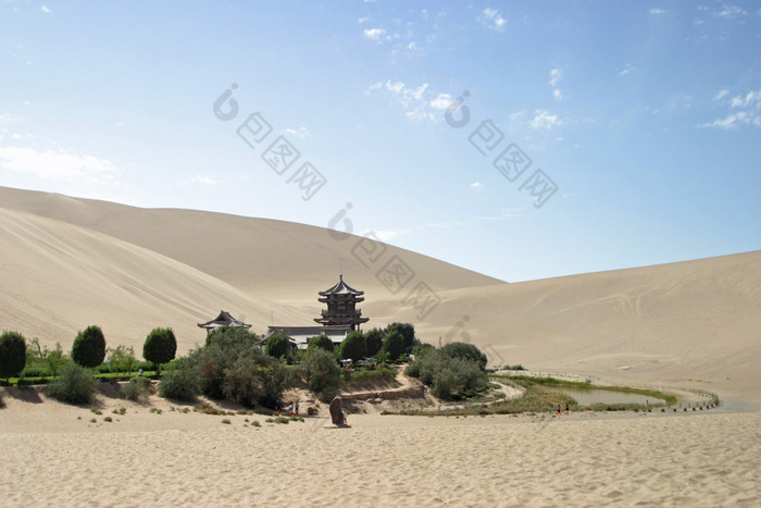 在鸣沙山 (回波沙山) 中国敦煌月牙湖