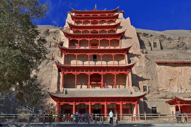 九层高木制门廊，96-Mogao洞室，包括492个洞室，其中一些开放供游客参观，收藏佛教艺术，时间为4-14世纪。<strong>敦煌</strong>甘肃-中国