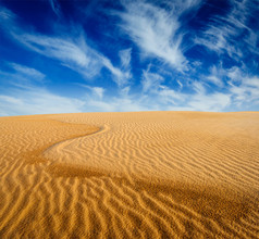 沙漠的沙丘上日出