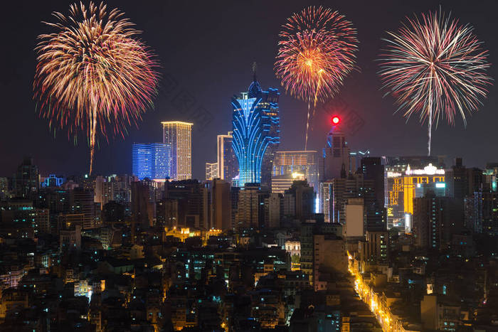 中国澳门的新年烟花。澳门市中心的摩天大楼酒店和赌场大楼