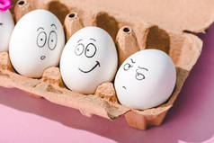 鸡蛋惊讶，愤怒和笑脸在鸡蛋盒上的粉红色表情