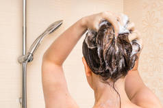 有魅力的女人用洗头发洗发水淋浴