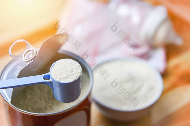 <strong>奶粉</strong>在勺子与罐和婴儿瓶奶在碗上