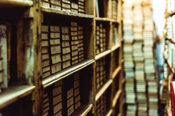 在图书馆的木制书架上选择性地聚焦复古书籍