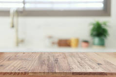 空余的餐桌板和分散的现代厨房背景。产品展示概念