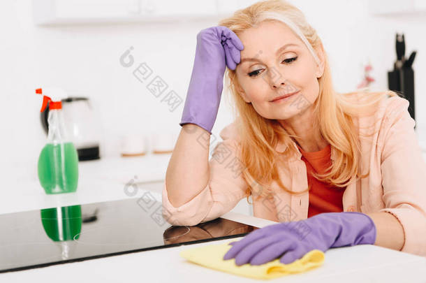疲劳的高级妇女在橡胶<strong>手套</strong>清洁<strong>厨房</strong>