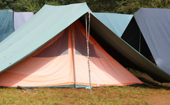 在难民营的绿色和橙色小屋的大帐篷