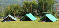 三个绿色的帐篷, 由童子军在草地上过夜