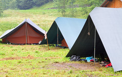 在山区草坪上一个童子军营地野营帐篷