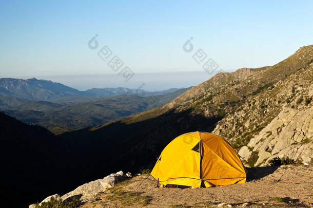 野营和在山中的帐篷