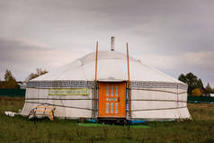 蒙古族酸奶在田野里,在落日的青草中.宁静的生活方式，养牛