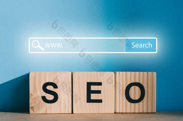 搜索引擎优化块在蓝色背景与网站搜索栏